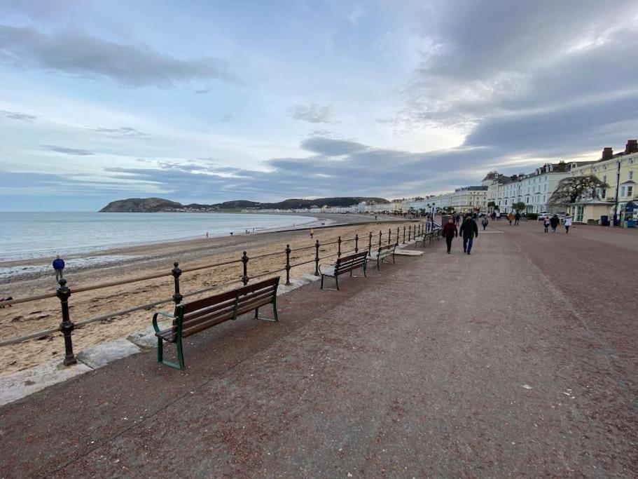 Private Parking, Central Llandudno, King Bed With Ensuite At Clement Lodge Esterno foto